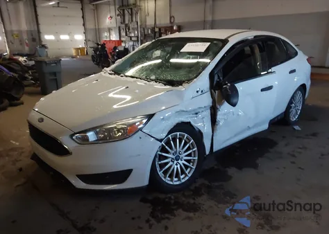 2016 Ford Focus S z USA, uszkodzony, nr VIN 1FADP3E24GL232852